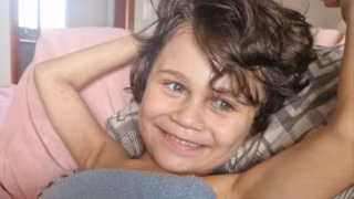 Menino que caiu do 10º andar em Ribeirão Preto reaparece sorrindo em vídeo após alta