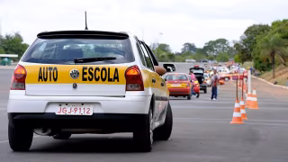 Detran-SP muda prova prática da CNH: baliza deixa de ser exigida e carros automáticos são liberados