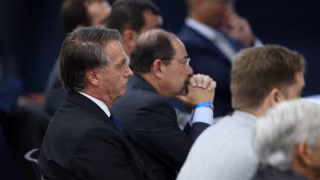 Bolsonaro pede ao STF autorização para receber visitas de padre na Papudinha