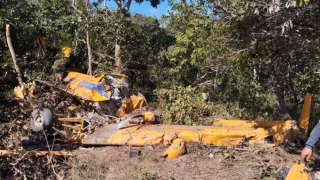 Avião agrícola cai em fazenda de Paracatu e piloto é resgatado com fraturas