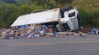 Vídeo: acidente entre caminhão e carro deixa três pessoas da mesma família feridas na MGC-418, no Vale do Mucuri