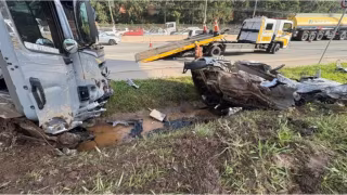 Colisão entre carro e caminhão na Régis Bittencourt deixa quatro mortos em Taboão da Serra