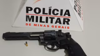 Dois homens são presos com revólver e cocaína durante blitz de trânsito em Antônio Dias