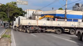 Vídeo: carreta agregada a empresa de Ipatinga é destombada após 15 horas de interdição em BH