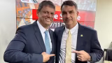 Tarcísio visita Bolsonaro preso, reforça reeleição em SP e apoio a Flávio em 2026