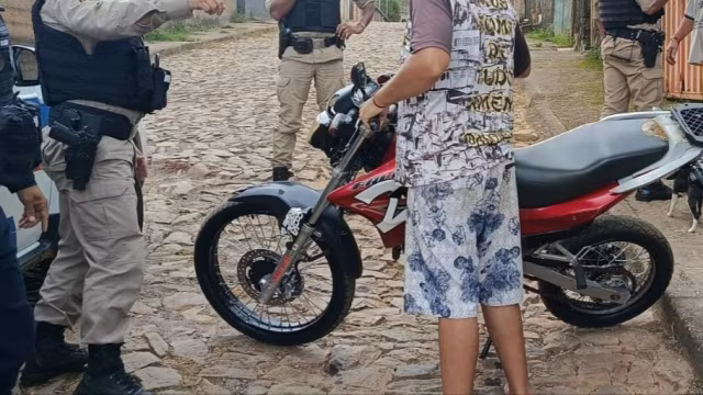 Vídeo: motociclista que fazia ‘malabarismo’ e ocultava placa é detido após perseguição da polícia em Santa Bárbara