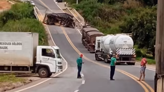 Vídeo: carreta carregada de milho tomba na BR-262 e bloqueia rodovia nos dois sentidos em São Domingos do Prata