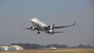 Voo da Latam faz pouso de emergência após explosão de carregador portátil na cabine