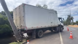 Motorista bate caminhão em viaduto na BR-381 em Ipatinga e vai parar fora da cabine