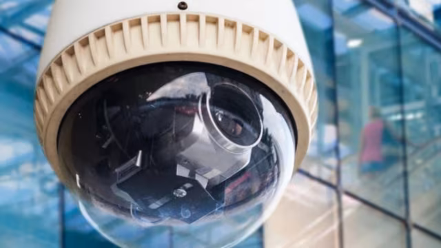 Jornalista é preso suspeito de instalar câmera escondida em banheiro de portal