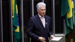 Justiça manda Rogério Correia se retratar por montagem de IA com Bolsonaro e banqueiro do Banco Master