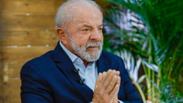 Lula chega ao Rio entre agenda oficial e noite de homenagem na Sapucaí