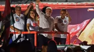 Lula acompanha desfile sobre sua trajetória na Sapucaí e desce à pista ao lado de Eduardo Paes