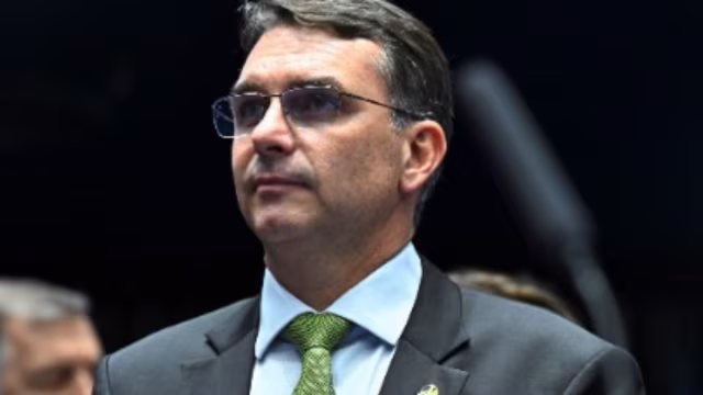 Planalto e bolsonarismo convergem ao ver Flávio Bolsonaro como aposta para manter a família no comando da direita