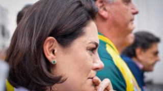 Michelle critica alegoria com 'Bozo' preso em desfile que homenageou Lula na Sapucaí