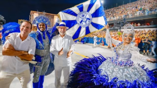 Flávio Bolsonaro e Novo vão ao TSE contra desfile que homenageou Lula na Sapucaí