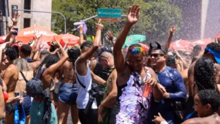 Foliões reclamam de falta de banheiros químicos no Carnaval de São Paulo