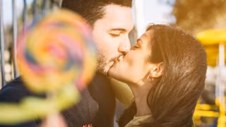 Beijo no carnaval pode aumentar risco de infecções; higiene e vacinas ajudam a reduzir