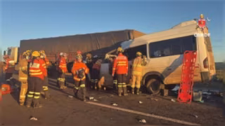 Acidente entre caminhão e van na BR-020 deixa cinco mortos e 11 feridos