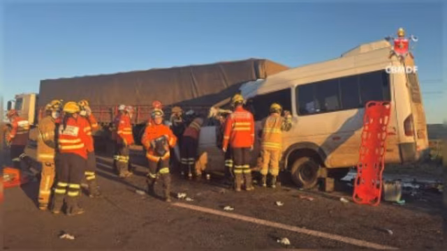 Acidente entre caminhão e van na BR-020 deixa cinco mortos e 11 feridos