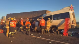 Acidente entre van e caminhão na BR-020 deixa cinco mortos e 11 feridos em Formosa, no entorno do DF
