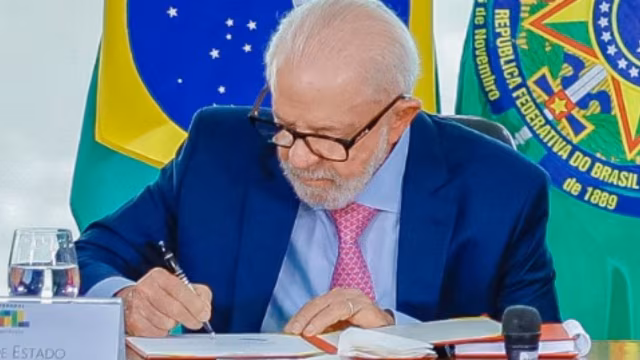 Lula sanciona reajuste do Legislativo e veta “penduricalhos” acima do teto