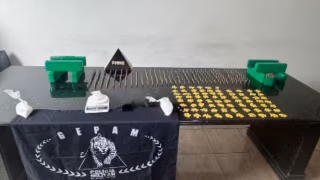 Drogas e munições são apreendidas embaixo de pia, em lixeira e dentro de sofá em Governador Valadares