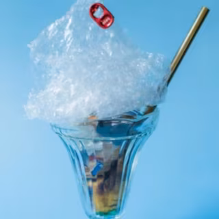 Estudo alerta: copos plásticos com bebidas quentes podem liberar milhões de microplásticos