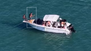 Drone da PM flagra chefe do tráfico de Belford Roxo dançando em lancha antes de prisão em Cabo Frio