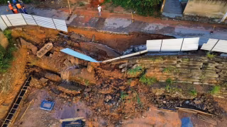 Rompimento de tubulação provoca deslizamento de talude em Timóteo