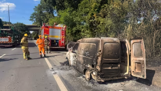 VÍDEO: Carro utilitário pega fogo na BR-381 em Ipatinga, assista