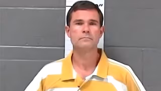 Prefeito de cidade em Ohio é preso após ser flagrado cheirando roupa íntima usada de adolescente