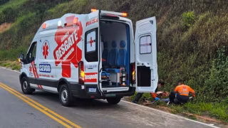 Vídeo: motociclista de 23 anos fica ferido após bater em barranco na estrada entre João Monlevade e São Gonçalo do Rio Abaixo