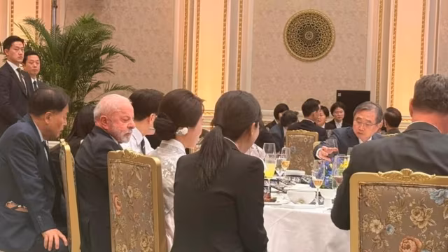 Jantar para Lula na Coreia do Sul tem relatos de celular proibido, presentes e açaí; detalhes não foram confirmados