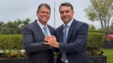 Tarcísio recebe Flávio Bolsonaro no Palácio dos Bandeirantes para tratar das eleições