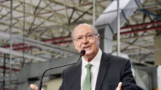 Alckmin diz que governo quer zerar tarifaço dos EUA em viagem de Lula a Washington