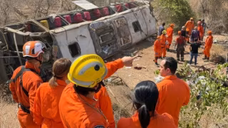 Ônibus com romeiros capota na AL-220 e deixa ao menos 15 mortos em Alagoas
