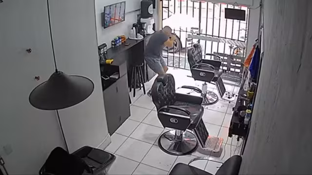 PM de folga reage a tentativa de roubo a Porsche e mata suspeito no Sacomã