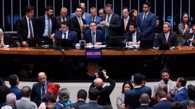 Senado aprova folga a cada 3 dias e aumento para servidores do Congresso