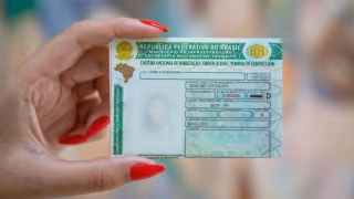 Brasileiros podem dirigir como turistas em mais de 80 países usando a CNH