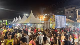 Festa toma conta das ruas na abertura do Naque Folia 2026