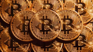 Bitcoin acumula queda de 22,47% em fevereiro e registra quinto mês seguido de perdas