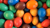 Lote com mais de 6 mil pacotes de M&M’s é recolhido nos EUA por erro no rótulo
