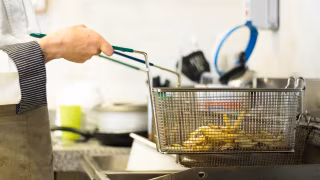 Cozinheiro morre após se afogar em óleo quente durante trabalho em restaurante na Pensilvânia