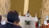 Durante missa, padre recusa Eucaristia a fiéis que apoiam Nikolas Ferreira