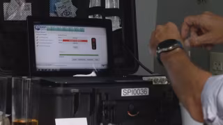 Equipamento de R$ 500 mil detecta em minutos bebida falsificada em blocos; 26 litros recolhidos no Centro e na Zona Sul