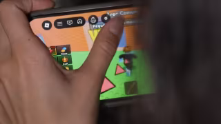 Menina de 12 anos tem fotos íntimas expostas após contato com adolescente no Roblox