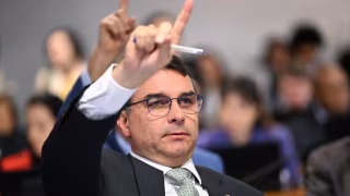 Pesquisa aponta Flávio Bolsonaro como nome mais forte da direita em 2026; Lula lidera em todos os cenários