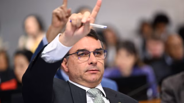 Pesquisa aponta Flávio Bolsonaro como nome mais forte da direita em 2026; Lula lidera em todos os cenários