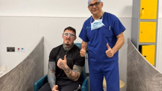 Campeão do UFC passa por cirurgia após levar dedada no olho em luta